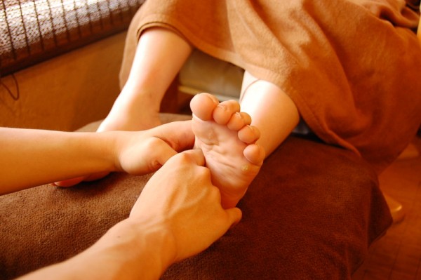 foot-reflexology-e1487557217622 「足裏（ツボ）図」　60個以上あるポイントを一瞬で暗記する！東洋の神秘